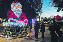 Em Faro a decoração natalícia contribui para um ambiente festivo com iniciativas para dinamizar o comércio local