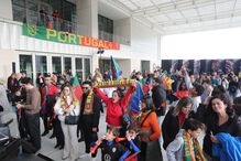 Muita gente na Cidade do Futebol para prestar homenagem aos campeões do Mundo