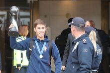 Rafael Quintas, capitão de equipa, mostra o troféu que simboliza a conquista do título mundial