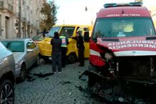 Colisão entre ambulância e carrinha de valores corta trânsito na Avenida dos Aliados no Porto