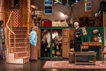 Espetáculo com Florbela Queiroz e José Raposo: velhinha confronta grupo de bandidos