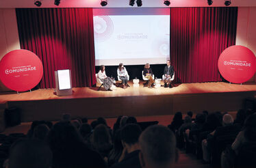 "Encontro Fidelidade Comunidade" reúne oradores e público num evento sobre solidariedade social.
