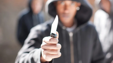 Três feridos à facada em rixa combinada na Internet