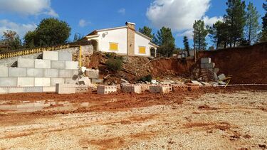 Piso de moradia abate após desabamento de muro em Tomar