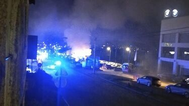 Incêndio em stand automóvel danifica 12 carros