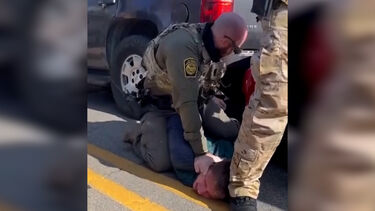 Vídeo mostra agente de imigração a dar socos a homem algemado nos EUA 