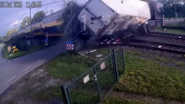 Imagens impressionantes mostram comboio a colidir com camião em passagem de nível nos Países Baixos 