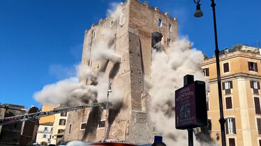 O momento em que torre medieval desaba em Roma  