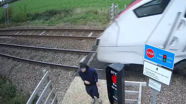 Jogo quase acaba em tragédia: Jovem escapa por pouco de ser atingido por um comboio de alta velocidade no Reino Unido   