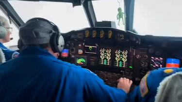 Vídeo mostra momentos de intensa turbulência no olho do furacão Melissa  