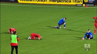 Luto na Sérvia jogadores caem desesperados no relvado ao saberem da morte de treinador e jogo é interrompido