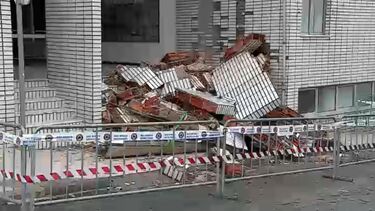 Camião embate contra centro comercial em Caldas de Vizela