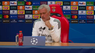 José Mourinho em alerta para os livres de Grimaldo: "Não somos propriamente uma equipa de gigantes"