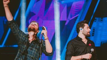 Zé Neto e Cristiano interrompem concerto no Porto após agressão no público.
