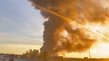 Condutores captam coluna de fumo provocada pela queda do avião nos EUA