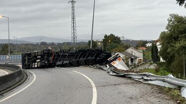 Despiste de camião provoca um ferido na A28 em Vila Nova de Cerveira