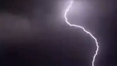 Moradores captam imagens impressionantes de relâmpago em São Domingos de Rana