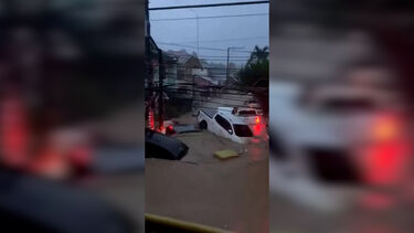 Carros flutuam pelas ruas inundadas após passagem do tufão Kalmaegi pelas Filipinas