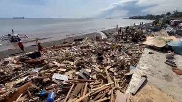 Cenário de destruição em praia das Filipinas após passagem do tufão Kalmaegi 