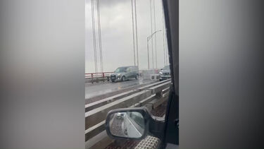 Mercadoria perdida no meio da Ponte 25 de Abril. Veja as imagens 