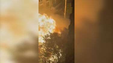 Carro explode e provoca bola de fogo em rua de Nova Iorque 