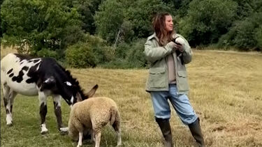 Os bastidores da sessão fotográfica de Millie Bobby Brown para a capa da Vogue britânica