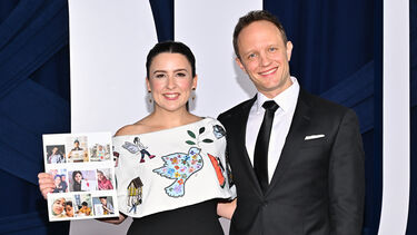 Ms. Rachel usa vestido com desenhos de crianças de Gaza nos prémios Glamour 