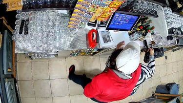 Imagens de videovigilância mostram homem a fazer 'mata-leão' a funcionária para assaltar café no Seixal