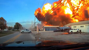 Condutor capta segundos de terror em que avião de carga se despenha e é ‘engolido’ por bola de fogo nos EUA 