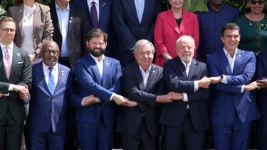 De mãos dadas e sorridentes: líderes mundiais posam para ‘foto de família’ na COP30  