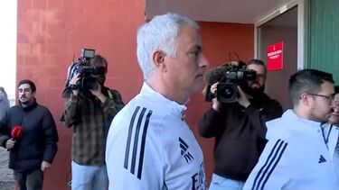 José Mourinho e plantel do Benfica estão a votar no Seixal