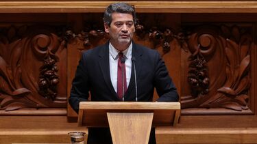 Ventura critica "jogada política" e só retira cartazes por ordem do tribunal