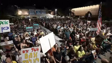Manifestantes em Tel Aviv mantêm pressão para que os restantes reféns israelitas mortos sejam devolvidos de Gaza