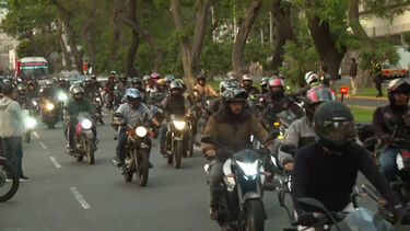 Motociclistas enchem as ruas de Lima em protesto contra novas regras do governo  