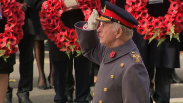 Rei Carlos III lidera homenagem do ‘Remembrance Sunday’ aos mortos de guerra  
