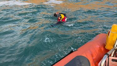 Salva-vidas e bombeiros resgatam homem em praia de Cascais