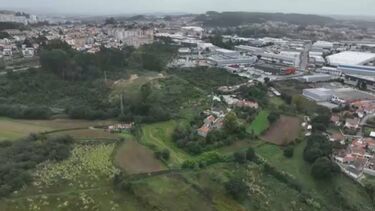 Linha deverá ainda atravessar duas zonas industriais, ameaçando a presença de empresas. Donos exigem transparência