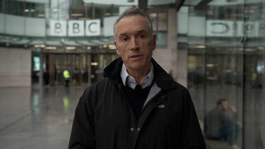 Um discurso de Trump, demissões e a ameaça de um processo milionário. O que está em causa na polémica que abala a BBC?