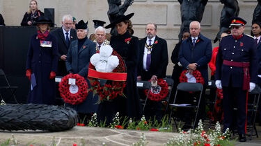 Kate Middleton deposita coroa de flores em memorial durante celebrações do Dia da Memória 