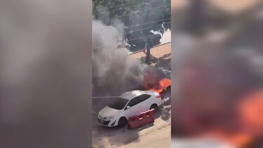 Imagens mostram um carro em chamas depois de um bombista suicida se ter feito explodir à porta de um tribunal distrital em Islamabade, no Paquistão, esta terça-feira.