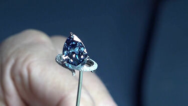 'Mellon Blue' leva o nome da sua proprietária mais célere, Rachel 'Bunny' Mellon. O diamante de 9,51 quilates, foi vendido em leilão na Suíça por 20,5 milhões de francos suíços (22,6 milhões de euros).   