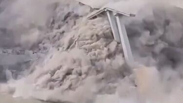 1O momento em que ponte inaugurada recentemente colapsa na China devido a deslizamento de terras