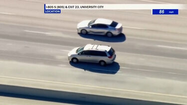 Condutora em fuga escapa à polícia atravessando a fronteira para o México após longa perseguição  