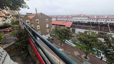 Primeiras imagens mostram telhado da estação de Santa Apolónia no chão devido ao vento forte