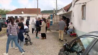 “Tenho três filhos menores”: Famílias tentam arranjar solução após despejo por ocuparem ilegalmente casas em Odivelas
