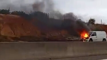 Carrinha consumida por chamas na A22 em Silves