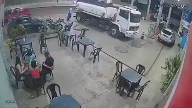 Homem acende cigarro e provoca princípio de incêndio em bomba de combustível no Brasil