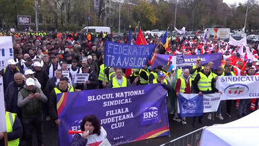 Milhares de pessoas manifestam-se por melhores condições de trabalho na Roménia