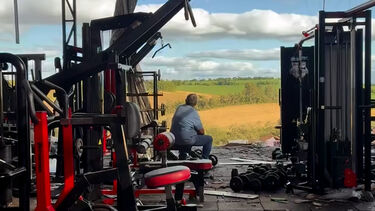 O silêncio depois da tempestade: dono de ginásio observa os danos do forte tornado que passou pelo Brasil 