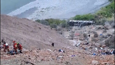 Pelo menos 38 mortos em queda de autocarro no Peru